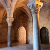 E poi passiamo sotto il vestibolo a tre navate con volte a crociera